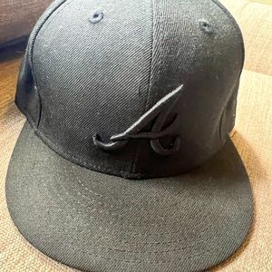 Atlanta Braves MLB Blackout 59FIFTY: Fitted Hat 7 1/2